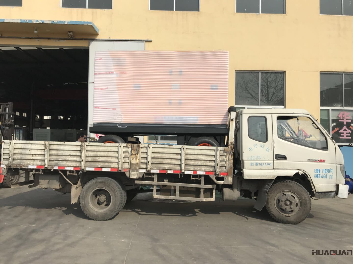 8月16日，一臺(tái)150kw移動(dòng)靜音拖車柴油發(fā)電機(jī)組從華全動(dòng)力發(fā)往山東省