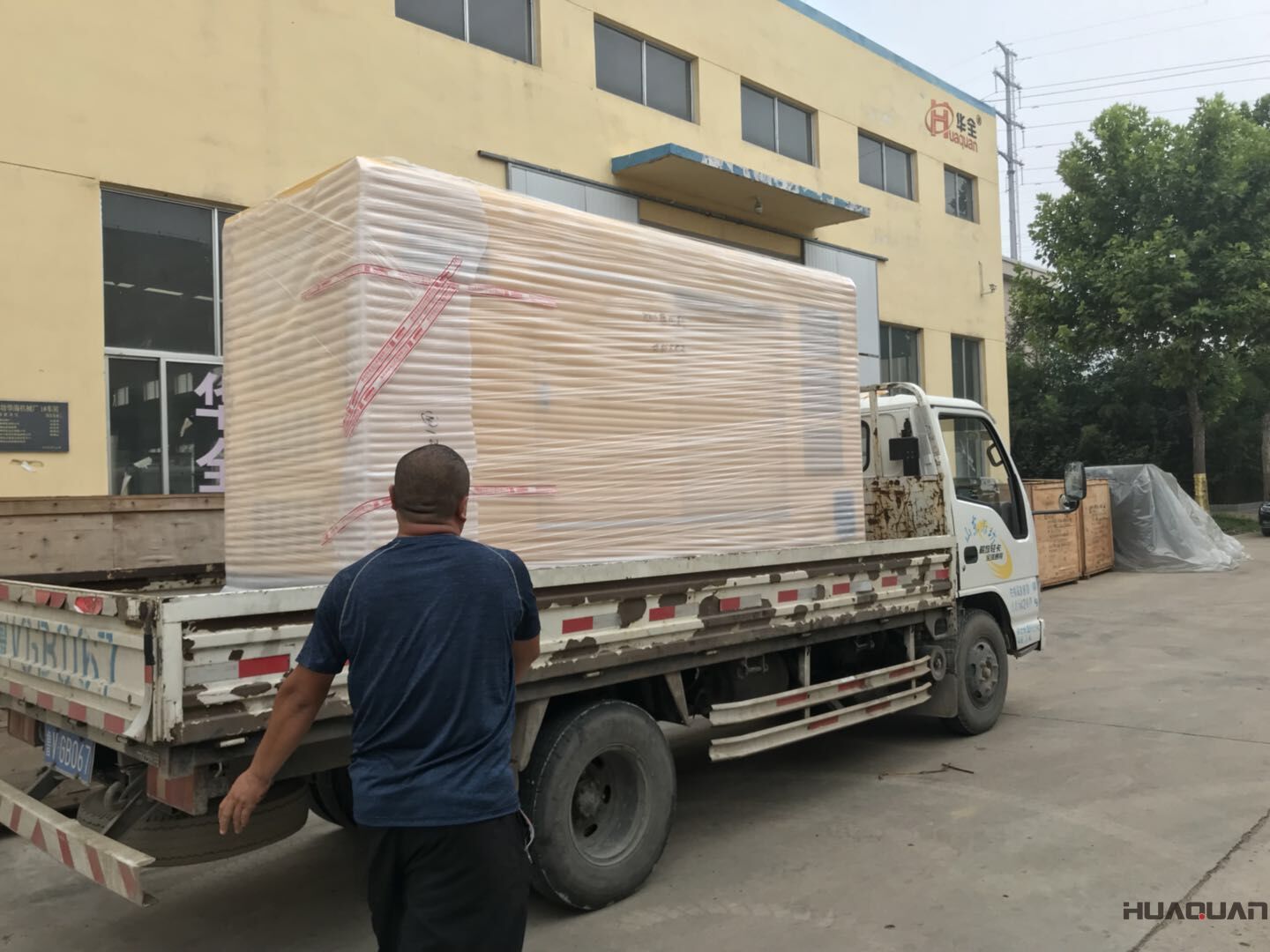 8月26日，一臺(tái)100kw立柜自啟動(dòng)柴油發(fā)電機(jī)組從華全動(dòng)力順利發(fā)往山東省