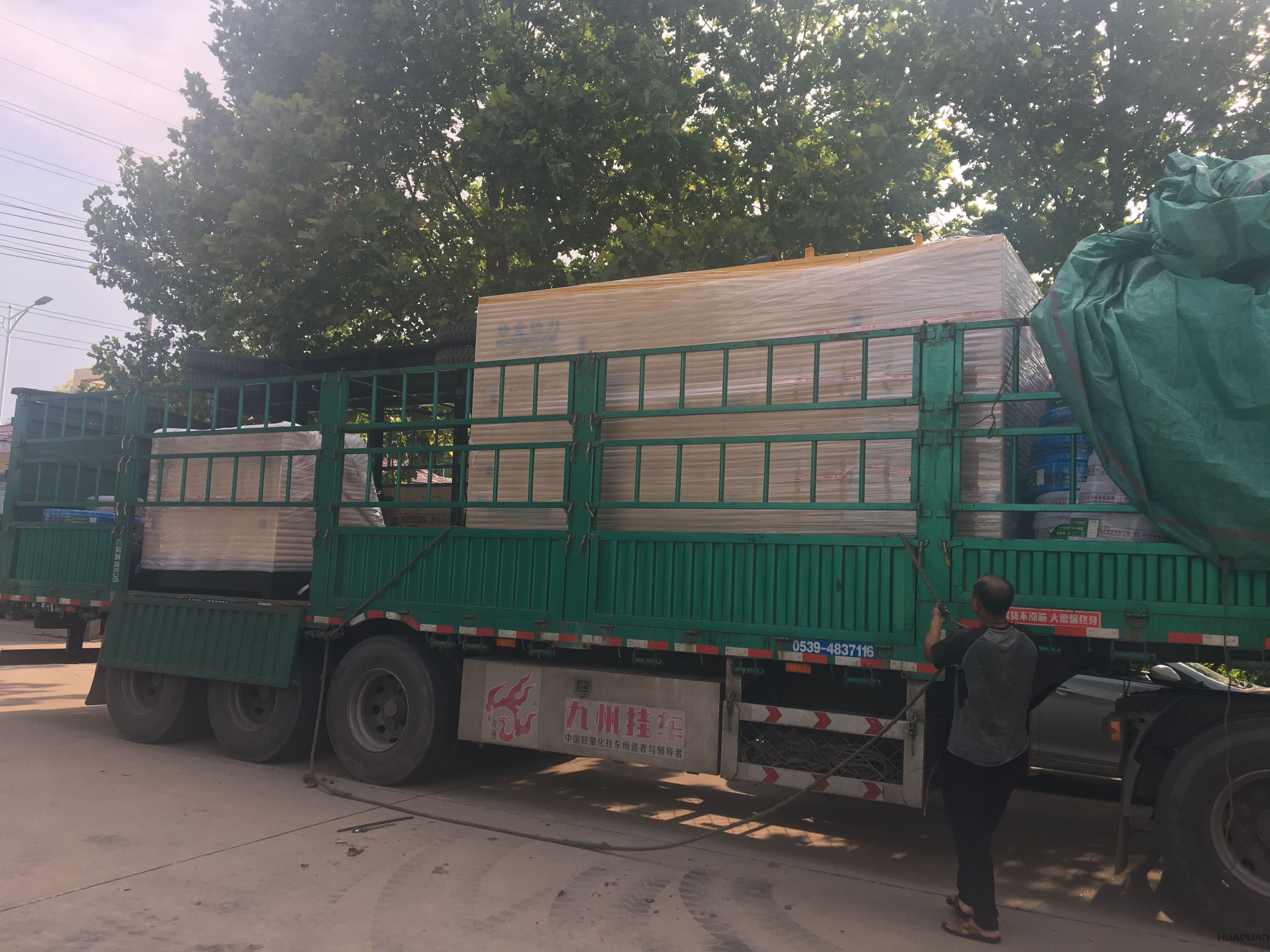 8月28日，一臺400kw四保護(hù)康明斯柴油發(fā)電機(jī)組從華全動力順利發(fā)往青島市