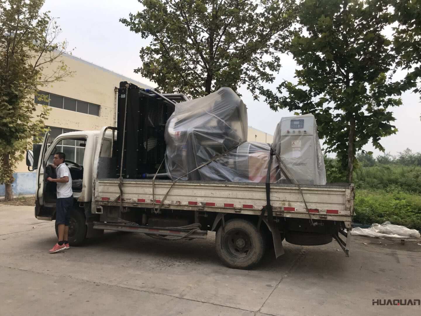 一臺(tái)300kw自動(dòng)化型柴油發(fā)電機(jī)組于9月3日發(fā)往山東