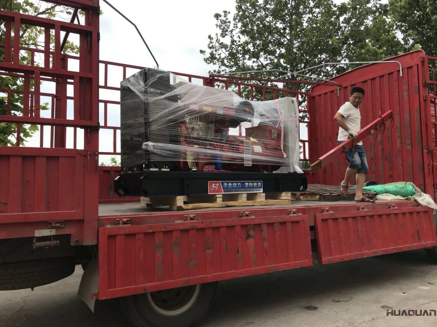一臺30kw標配型柴油發(fā)電機組于9月30日發(fā)往山東