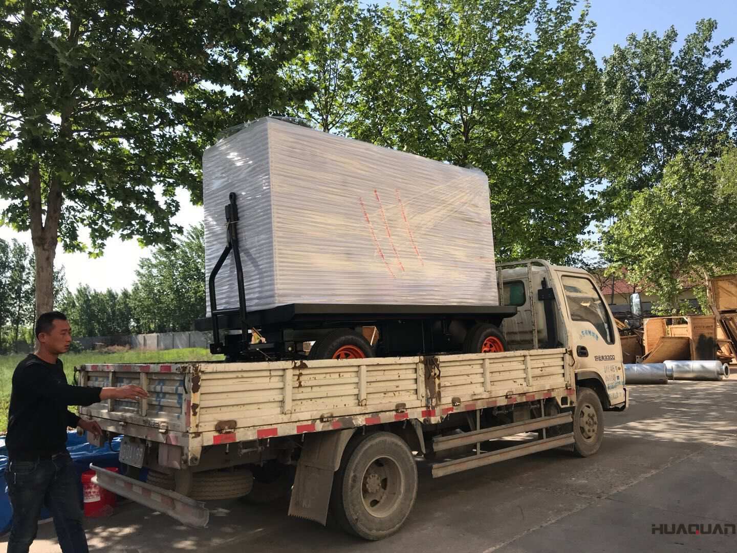 10月9日一臺30kw移動拖車（含棚）型柴油發(fā)電機組發(fā)往山東
