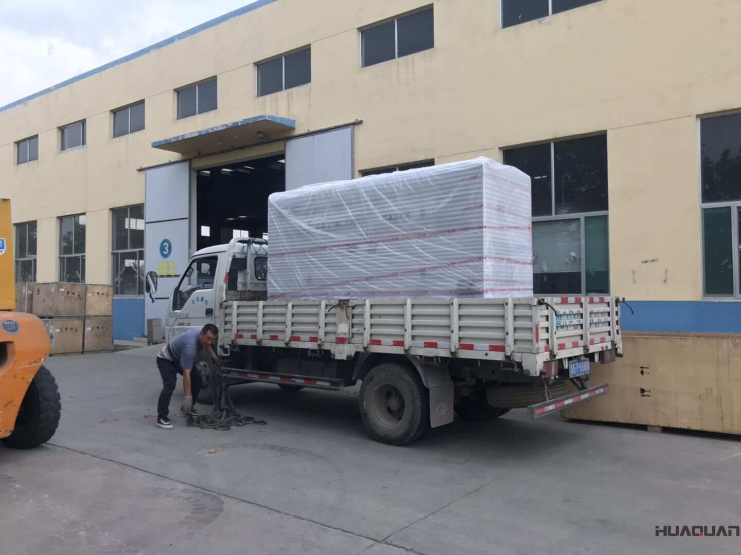 一臺200kw移動靜音拖車柴油發(fā)電機組于10月23日從華全動力順利發(fā)往河北