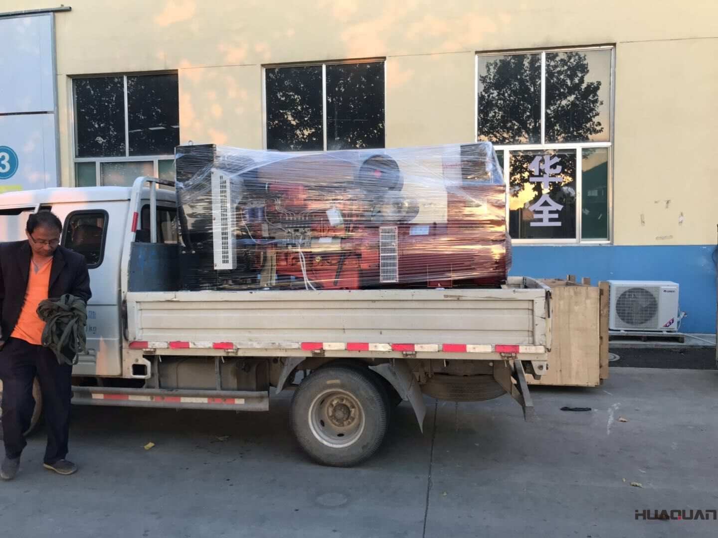 一臺150kw標(biāo)配柴油發(fā)電機組于10月27日順利從華全動力發(fā)往山東