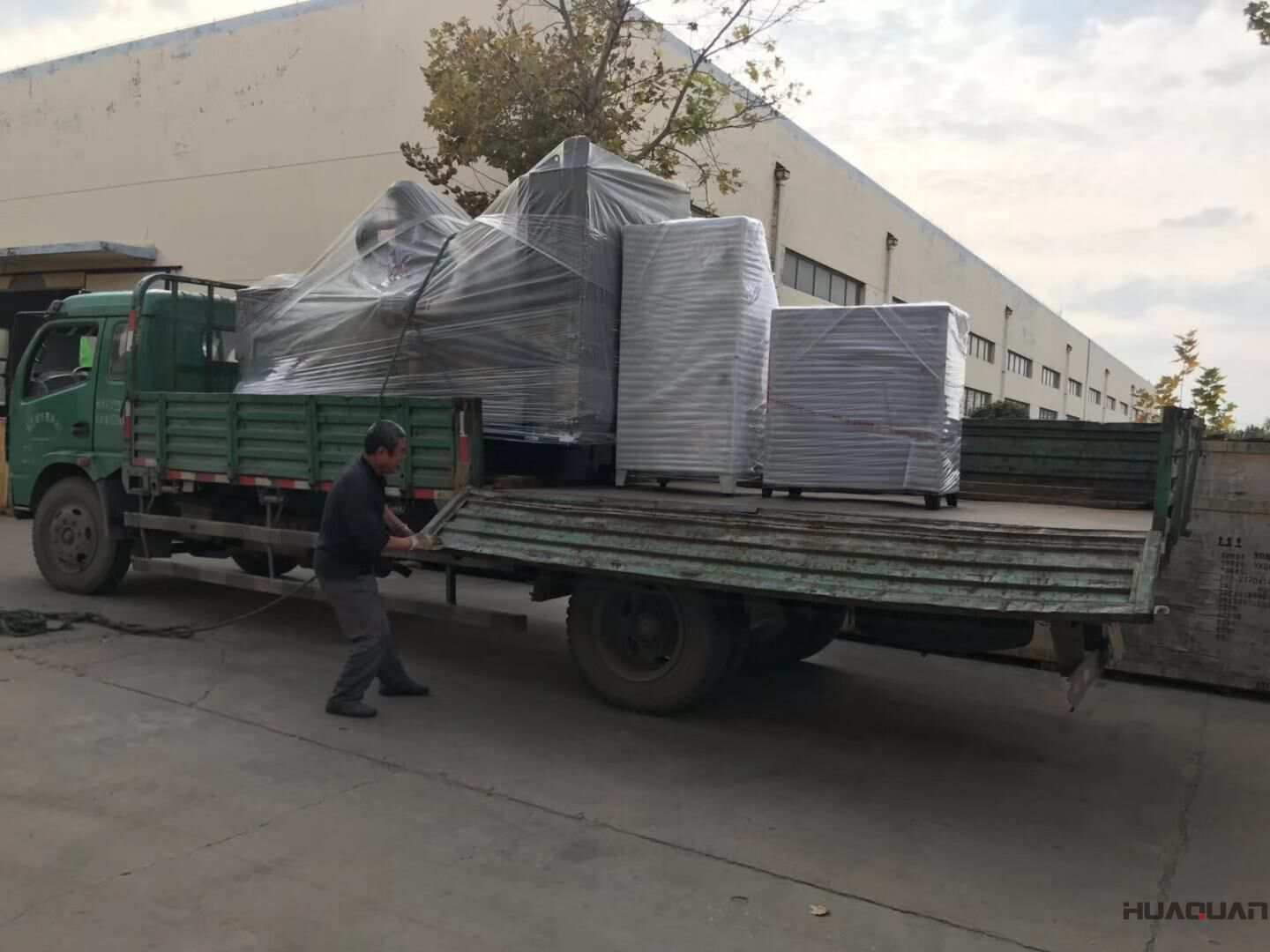 一臺400kw自動化柴油發(fā)電機組于10月31日從華全動力順利出發(fā)，現(xiàn)已成功發(fā)往山東