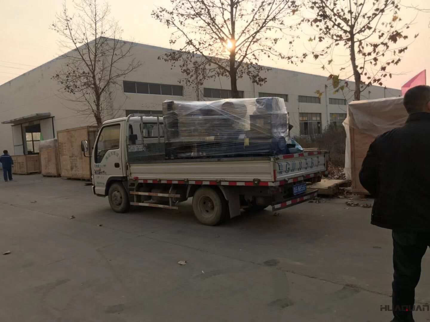 一臺150kw標配柴油發(fā)電機組于11月20日從華全動力順利發(fā)往山東省