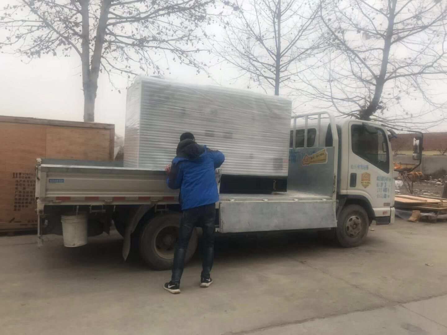 山東省楊先生在華全動(dòng)力采購(gòu)的75kw標(biāo)配柴油發(fā)電機(jī)組的代裝底架已于12月1日成功發(fā)往目的地