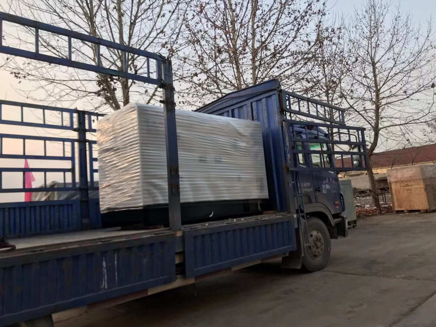 12月1日，一臺(tái)50kw移動(dòng)拖車柴油發(fā)電機(jī)組從華全動(dòng)力順利發(fā)往山東省