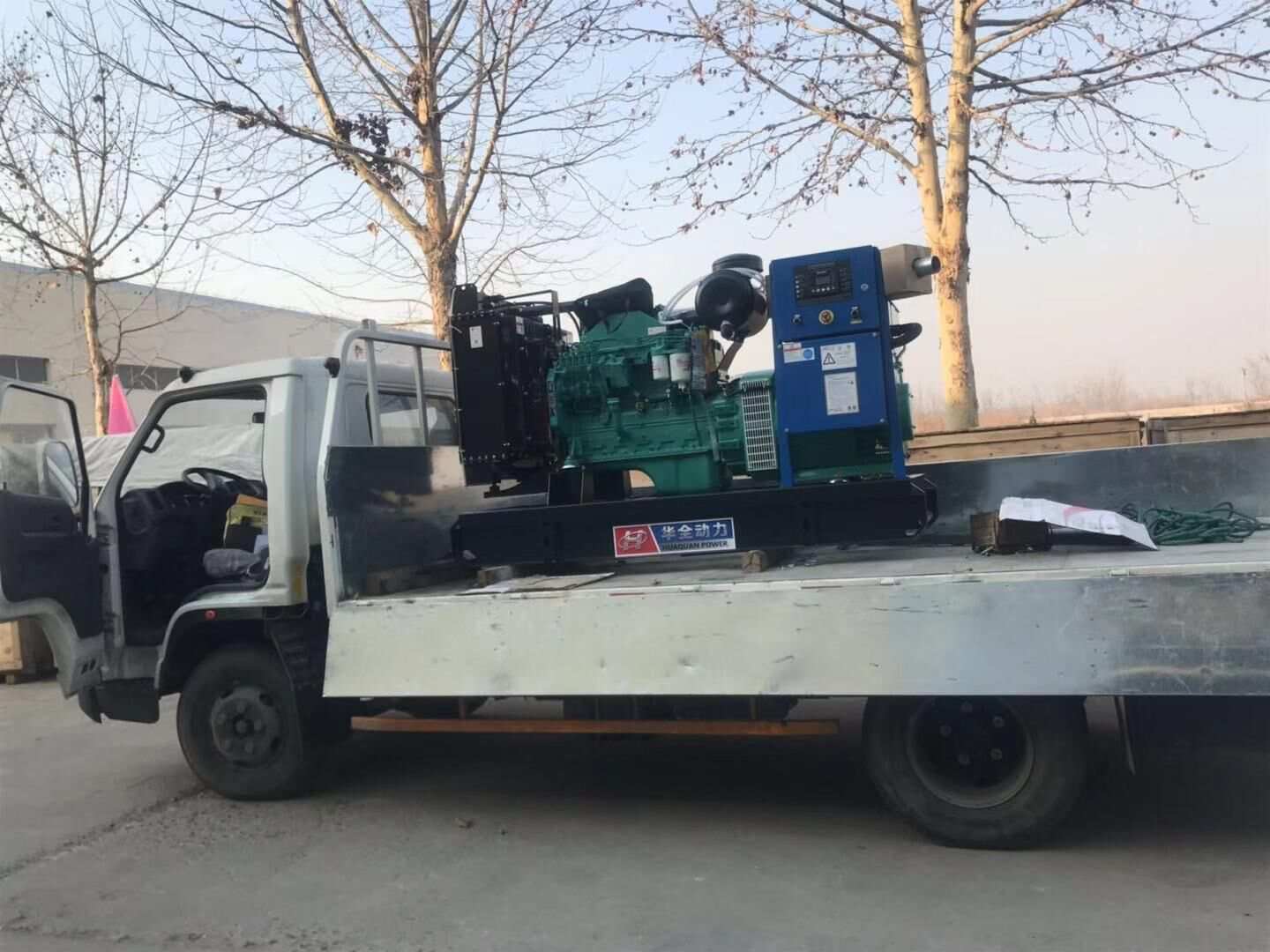 天氣雖然涼了，但是華全動(dòng)力發(fā)電機(jī)組的銷量卻依舊火熱，這不一臺(tái)50kw標(biāo)配柴油發(fā)電機(jī)組于12月3日順利發(fā)往江蘇省