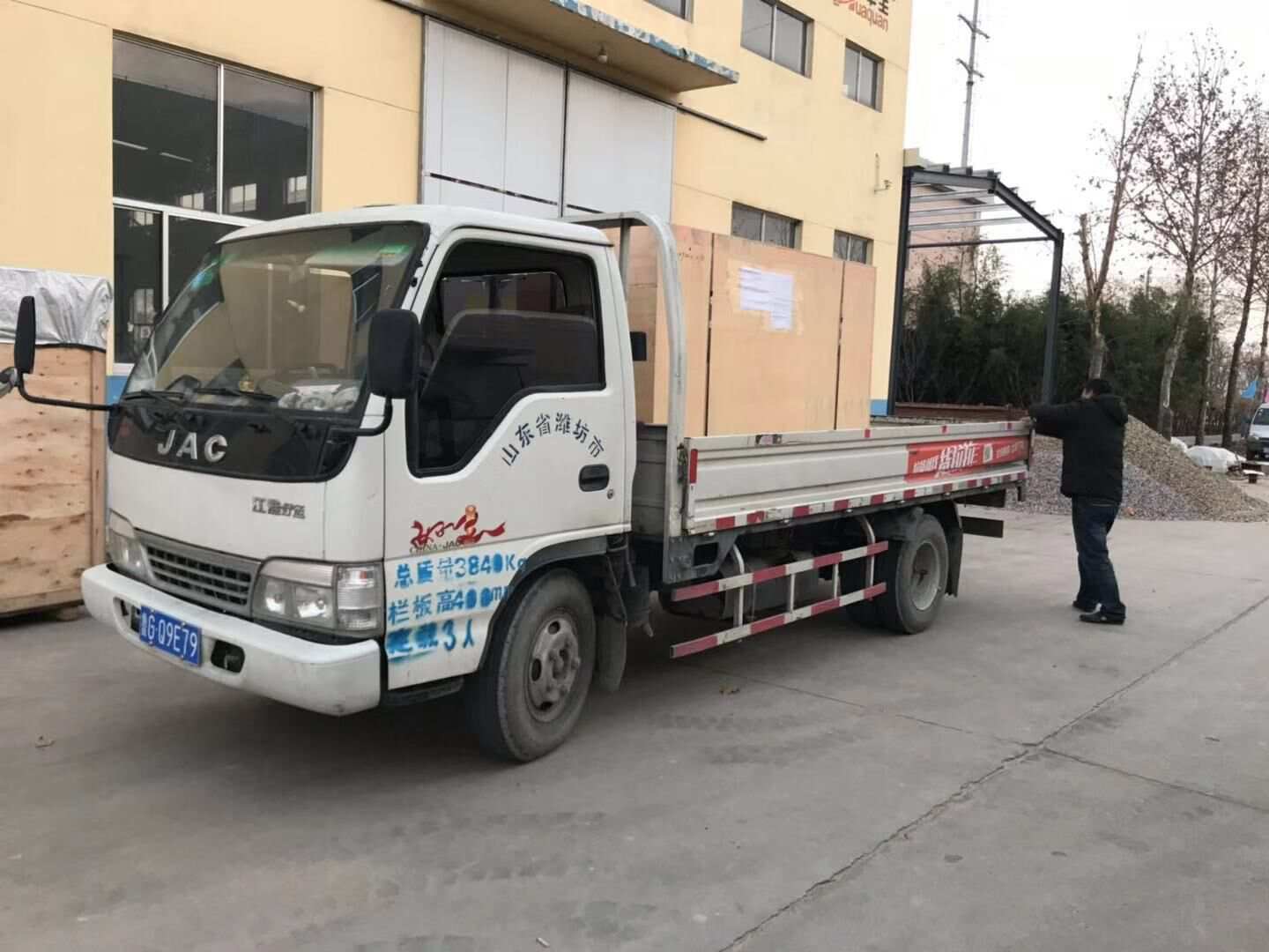 黃先生從華全動(dòng)力采購的30kw標(biāo)配柴油發(fā)電機(jī)組于12月11日順利發(fā)往甘肅省