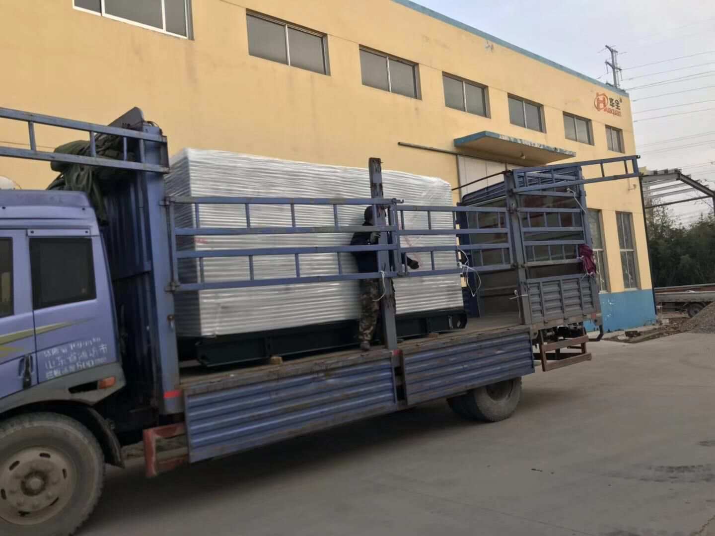 12月18日，山東省劉先生從華全動(dòng)力采購(gòu)的180kw自動(dòng)化柴油發(fā)電機(jī)組順利發(fā)往目的地