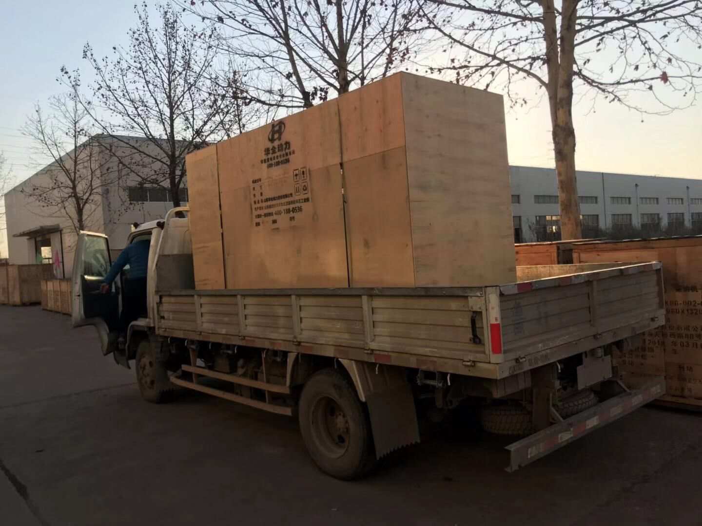 12月22日，一臺(tái)300kw靜音箱柴油發(fā)電機(jī)組從華全動(dòng)力順利發(fā)往甘肅省