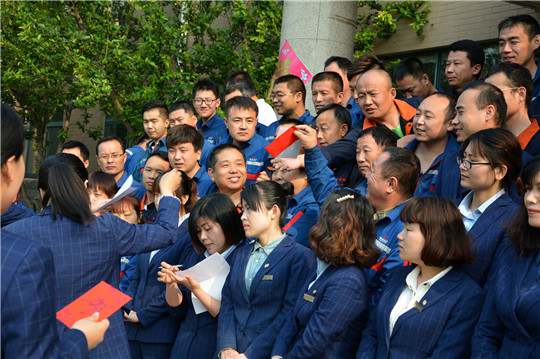 在母親節(jié)，華全發(fā)放紅包禮物