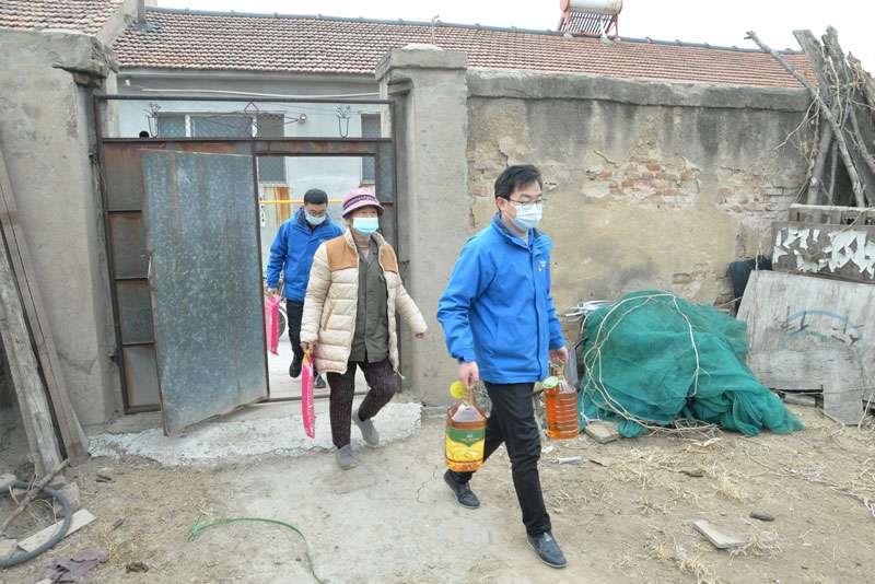 華全動力黨支部一行向困難群眾送去花生油、大米和美酒禮盒等禮品