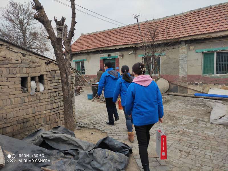 華全動力黨支部一行向困難群眾送去花生油、大米和美酒禮盒等禮品