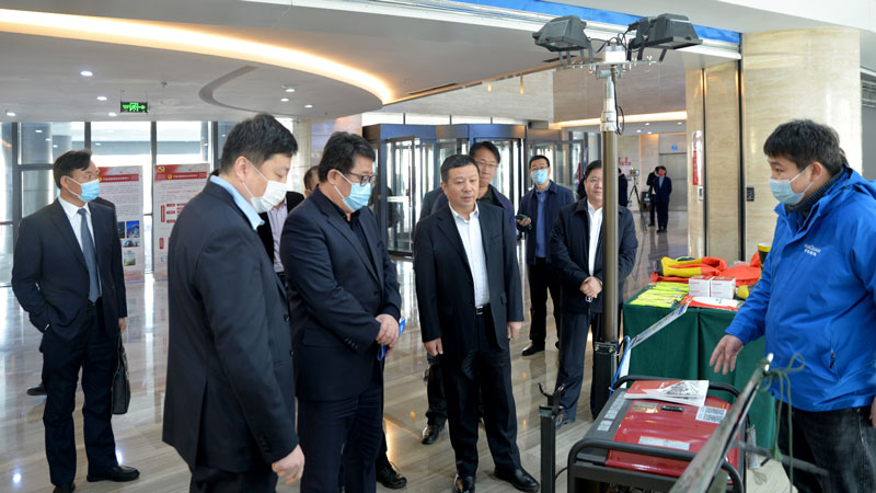 濰坊市領(lǐng)導(dǎo)蒞臨華全動(dòng)力展位，詳細(xì)詢問公司發(fā)展情況、產(chǎn)品情況等