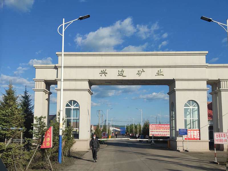 走進(jìn)黑龍江某礦業(yè)公司，華全工作人員調(diào)試2400千瓦高壓并機(jī)發(fā)電機(jī)組